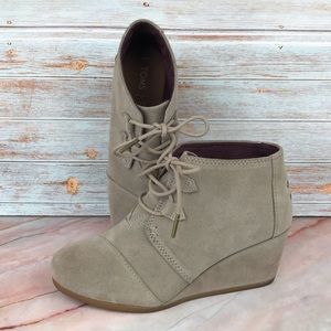 Toms Dessert Wedge Ankle Booties in Taupe Suede size 9